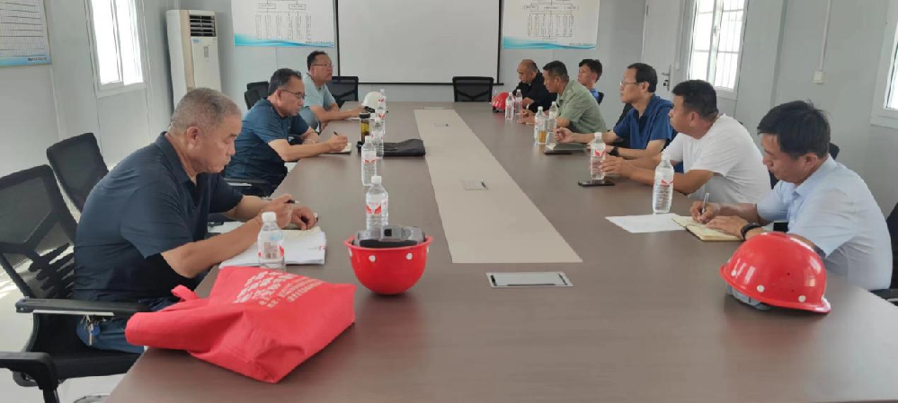 7月5日，聊城市水利工程總公司黨總支書記、總經(jīng)理李令安到倪屯泵站改建項目開展調(diào)研，并組織召開了施工進(jìn)展調(diào)度會。建設(shè)單位現(xiàn)場代表趙興銀、總監(jiān)代國華出席會議，項目部全體參建人員參會。會上，通報了該項目的建設(shè)進(jìn)展情況，分析了當(dāng)前施工面臨的問題，并就下一步施工計劃進(jìn)行了深入探討。李令安強(qiáng)調(diào)，市水利局6月28日召開