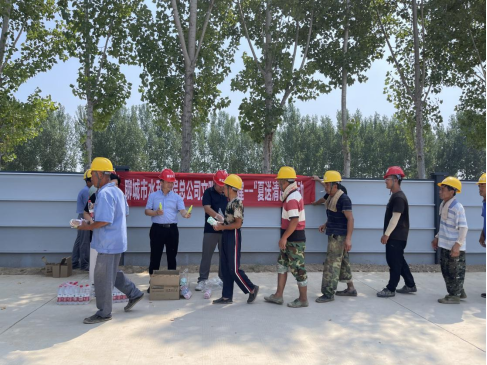 近期，聊城市持續(xù)高溫天氣，為認(rèn)真做好高溫作業(yè)和高溫天氣作業(yè)勞動(dòng)保護(hù)工作。7月25日，聊城市水利工程總公司開展“夏送清涼”慰問活動(dòng)，為公司在建項(xiàng)目倪屯泵站一線施工人員和環(huán)衛(wèi)工人送去了夏日的清涼。當(dāng)日上午，公司慰問組為一線施工人員送去了毛巾、花露水、礦泉水等清涼物資，感謝大家為工程建設(shè)作出的積極貢獻(xiàn)，并希望