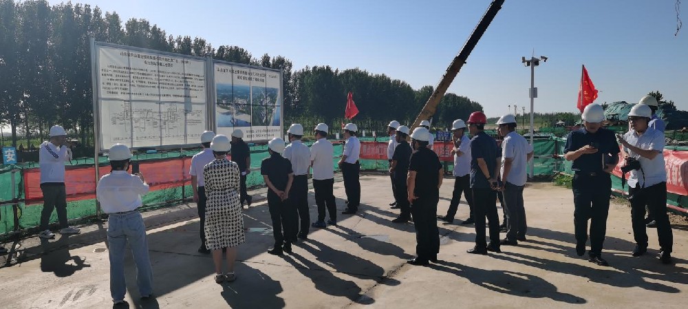 9月13日上午聊城市人大領(lǐng)導(dǎo)馬廣朋、任永勝等一行蒞臨我公司在建項(xiàng)目倪屯泵站工地現(xiàn)場(chǎng)，在施工現(xiàn)場(chǎng)開(kāi)展全市現(xiàn)代水網(wǎng)建設(shè)專題視察及重大民生項(xiàng)目督導(dǎo)工作，市水利局黨組成員、位山灌區(qū)主任王會(huì)忠，公司總經(jīng)理李令安，局辦公室主任李群智等領(lǐng)導(dǎo)陪同活動(dòng)。建設(shè)單位現(xiàn)場(chǎng)負(fù)責(zé)人趙興銀詳細(xì)介紹了工程質(zhì)量、安全、進(jìn)度及下一步計(jì)劃等
