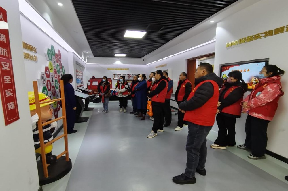 為進(jìn)一步加強(qiáng)消防安全知識(shí)學(xué)習(xí)，2023年11月23日，聊城市水利工程總公司組織公司員工到聊城市消防科普教育基地進(jìn)行參觀學(xué)習(xí)。消防知識(shí)講解員引導(dǎo)公司員工依次參觀學(xué)習(xí)，首先講解了火災(zāi)的定義、火災(zāi)的形成，用動(dòng)畫(huà)演示了火災(zāi)的發(fā)生和發(fā)展；然后講解各種滅火及逃生用具，學(xué)習(xí)了消防標(biāo)志，以及怎樣使用滅火器、怎樣報(bào)警等專業(yè)性