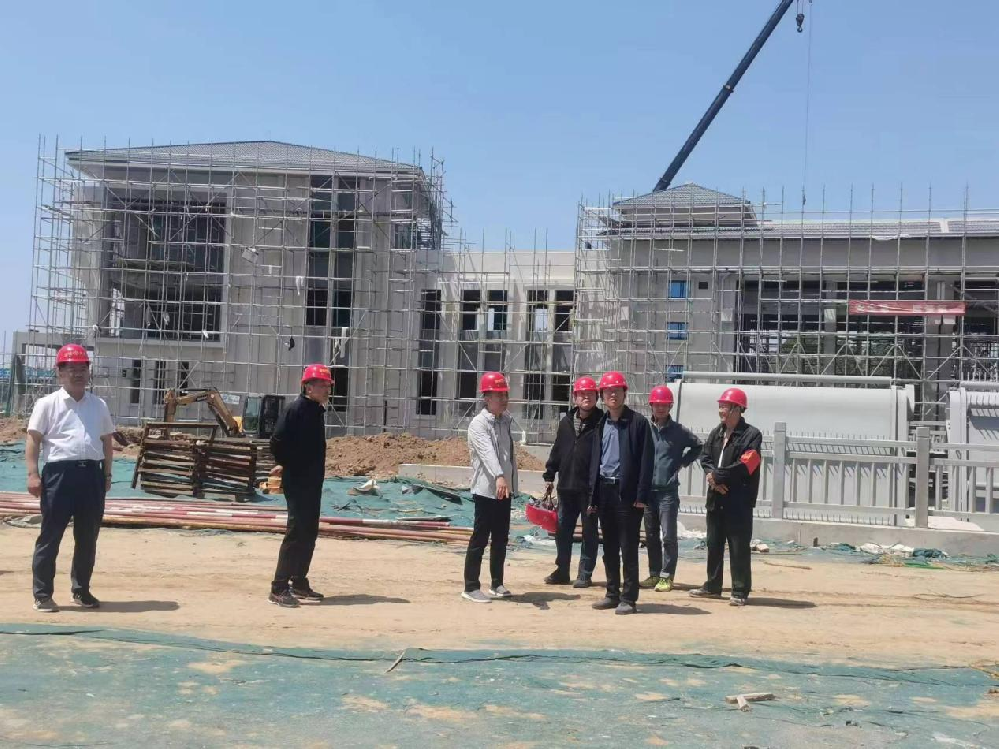 “五一”節(jié)假日期間，公司黨總支書記、總經(jīng)理李令安帶領(lǐng)班子成員深入項(xiàng)目一線開展帶班檢查、實(shí)地督導(dǎo)項(xiàng)目施工情況，同時(shí)向節(jié)日期間在崗職工及施工人員致以誠(chéng)摯的慰問和節(jié)日的祝福。領(lǐng)導(dǎo)班子分別赴馬頰河防洪治理工程、倪屯泵站工程、三干渠水毀修復(fù)工程等項(xiàng)目地進(jìn)行了實(shí)地查看，聽取了馬頰河防洪治理和倪屯泵站項(xiàng)目的施工進(jìn)