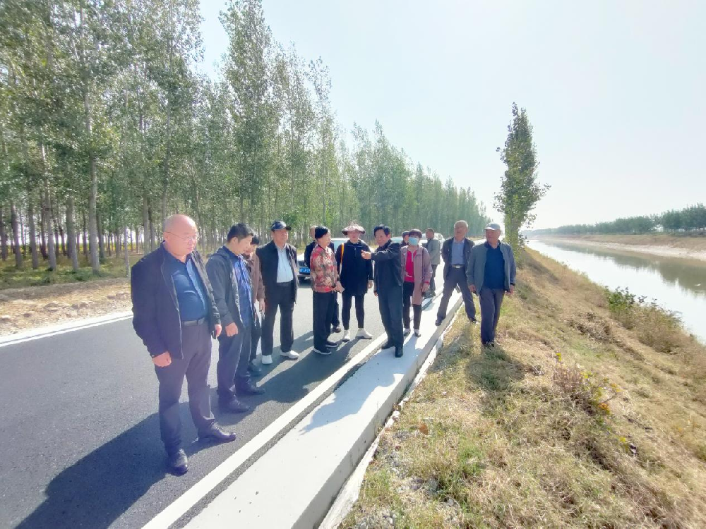 歲歲重陽，今又重陽。10月11日，農(nóng)歷九月初九重陽節(jié)，聊城市水利工程總公司組織退休老干部到位山灌區(qū)項(xiàng)目2標(biāo)、三干渠水毀、倪屯泵站等項(xiàng)目一線進(jìn)行觀摩指導(dǎo)，公司副總經(jīng)理葛朝軍全程帶隊(duì)陪同。老干部們?cè)谑┕がF(xiàn)場(chǎng)詳細(xì)了解了項(xiàng)目部在工程施工中對(duì)質(zhì)量、進(jìn)度、安全和環(huán)保等控制措施，聽取了項(xiàng)目經(jīng)理的工作匯報(bào)。隨后，在座談會(huì)