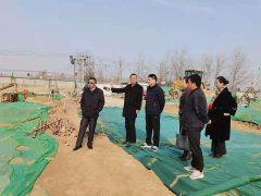 11月27日上午，聊城市水利工程總公司領(lǐng)導(dǎo)李令安、高文濱、袁航一行對(duì)公司所屬在建工地進(jìn)行實(shí)地查看。公司領(lǐng)導(dǎo)一行先后對(duì)聊城江北水城旅游度假區(qū)引黃灌區(qū)農(nóng)業(yè)節(jié)水工程施工四標(biāo)段