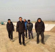 元旦期間，公司黨總支書記、總經(jīng)理李令安同志來到陽谷縣引黃灌區(qū)農(nóng)業(yè)節(jié)水工程和位山灌區(qū)續(xù)建配套節(jié)水改造工程施工一線，看望并慰問元旦期間日以繼夜地堅守在工地的施工人員，
