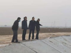 2021年1月27日聊城市水利工程總公司領(lǐng)導(dǎo)李令安、杜代軍、葛朝軍、高文濱一行到聊城市位山灌區(qū)續(xù)建配套節(jié)水改造工程2020年項(xiàng)目（二期）施工五標(biāo)項(xiàng)目工地檢查指導(dǎo)工作。公司領(lǐng)導(dǎo)一