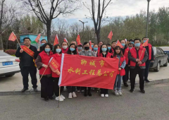 按照市文明辦要求，4月1日聊城市水利工程總公司組織志愿服務(wù)隊在指定路域，繼續(xù)開展文明行為勸導(dǎo)、清理衛(wèi)生垃圾等志愿服務(wù)活動。 活動中，志愿者們在幫包路口對違反交通規(guī)則等