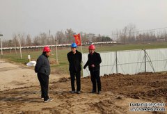 11月27日-28日，公司黨總支書記、總經(jīng)理李令安調(diào)研檢查臨清薛王劉閘、茌平陶橋閘、高唐朱莊閘等三處公司新開工項(xiàng)目，相關(guān)項(xiàng)目負(fù)責(zé)人參加。 在臨清薛王劉閘和茌平陶橋閘項(xiàng)目現(xiàn)場