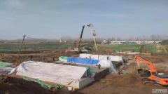 臘月二十五，臨近春節(jié)，在聊城市水利工程總公司承建的項(xiàng)目現(xiàn)場，各類機(jī)械正在忙碌作業(yè)，工人們加緊施工，鋼筋捆綁、混凝土澆筑，施工現(xiàn)場呈現(xiàn)出一派熱火朝天的繁忙景象。 朱莊