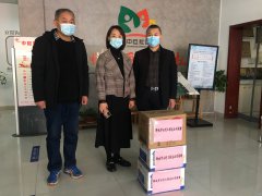 4月15日，聊城市水利工程總公司到中巨社區(qū)開展捐贈活動，助力基層防疫、深化雙聯(lián)共建工作。 當(dāng)日，公司黨員代表為中巨社區(qū)送去消毒液及口罩等防疫用品，詳細了解了社區(qū)在基層防