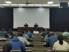 5月12日，聊城市水利工程總公司專項業(yè)務(wù)培訓(xùn)開課，公司總經(jīng)理李令安出席開課儀式并講話，副總經(jīng)理杜代軍主 持儀式， 60余名在家干部職工參加培訓(xùn)。 本次培訓(xùn)主要內(nèi)容以法律法規(guī)