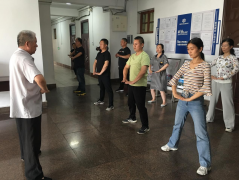 近日，聊城市水利工程總公司開展 強身戰(zhàn)疫 活力水城全民健身活動，活動邀請聊城武協(xié)副會長、逍遙門武功第十二代傳人張懷軍老師進行現(xiàn)場授課。 逍遙門武功源于明神宗萬歷年間，