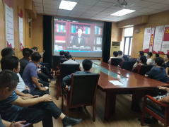 為更好引導(dǎo)公司黨員職工學(xué)思踐悟孔繁森精神，堅持黨性鍛煉，改進(jìn)工作作風(fēng)， 7月4日，聊城市水利工程總公司組織黨員職工集中收看 《綻放在雪域高原的格桑花 孔繁森》七一專題節(jié)