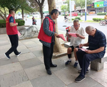 8月20日上午，聊城市水利工程總公司組織20余名志愿者在幫包路域廣場內(nèi)進行了智慧助老宣傳志愿服務(wù)活動。 志愿者們向在廣場上鍛練、休息的老人發(fā)放智慧助老宣傳材料，通過耐心細