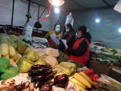 為進(jìn)一步推動創(chuàng)建文明城市工作，切實(shí)提高群眾對創(chuàng)建全國文明城市的知曉率和參與率。 2月13日，聊城市水利工程總公司在幫包路域內(nèi)的便民市場開展了2023年聊城市創(chuàng)建全國文明城市