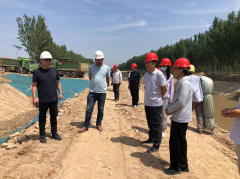6月21日，公司黨總支副書記、副總經(jīng)理杜代軍帶隊到在建項目調(diào)研黨風(fēng)廉政建設(shè)及工程項目建設(shè)情況。紀(jì)檢聯(lián)絡(luò)辦、綜合處等部門相關(guān)負(fù)責(zé)人參加。 杜代軍一行深入倪屯泵站施工現(xiàn)場了